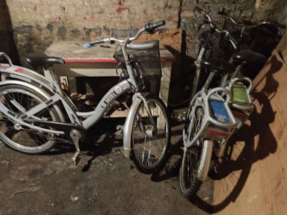 Kradli rowery miejskie i składowali w piwnicy. Straż miejska znalazła "dziuplę" złodziei