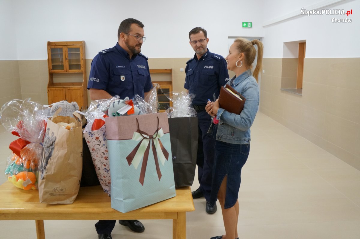 Chorzowscy policjanci ofiarowali otrzymane podarunki z okazji ich święta dzieciom