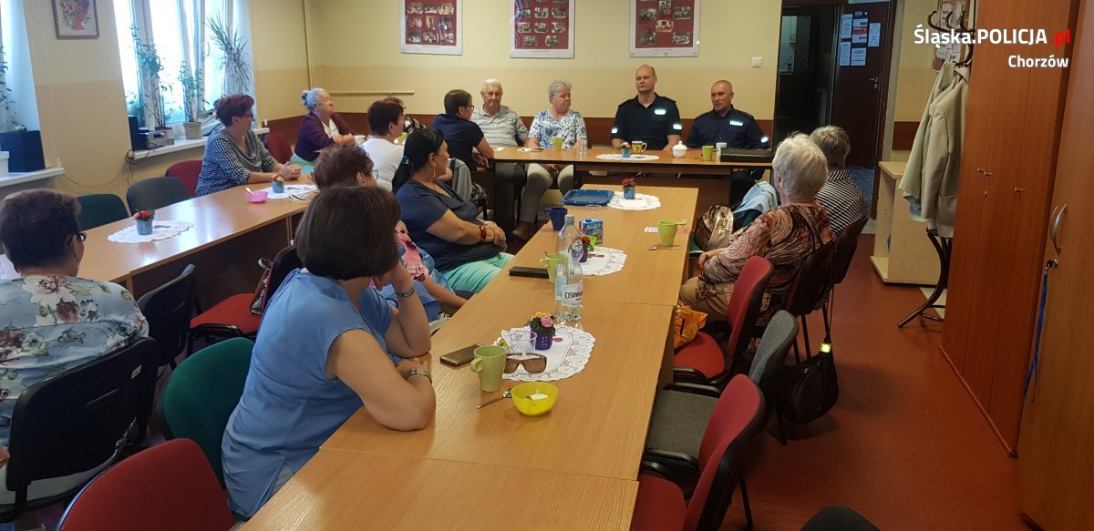 Dzielnicowi rozmawiali z seniorami o ich bezpieczeństwie