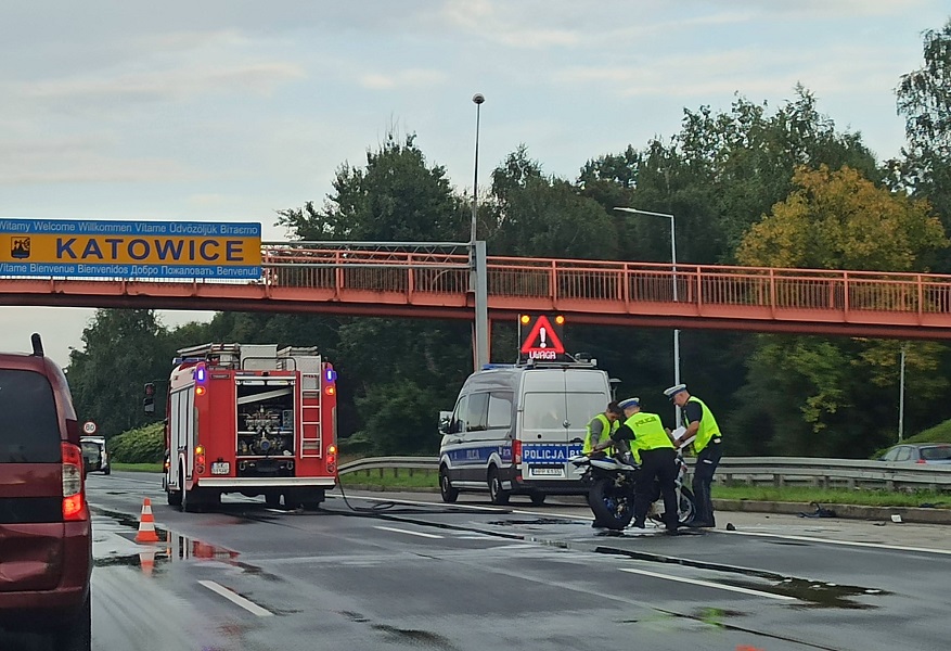 Tragedia na DTŚ. Motocykl wjechał w samochód osobowy. Jedna osoba poważnie ucierpiała
