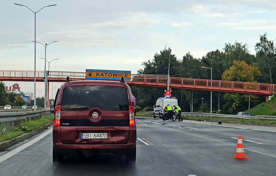 Tragedia na DTŚ. Motocykl wjechał w samochód osobowy. Jedna osoba poważnie ucierpiała