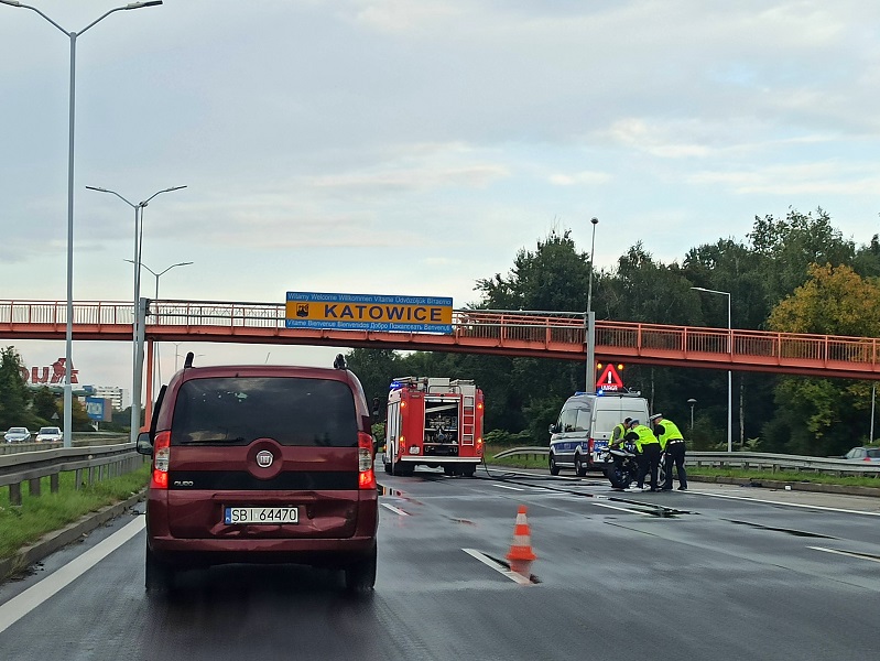 Tragedia na DTŚ. Motocykl wjechał w samochód osobowy. Jedna osoba poważnie ucierpiała
