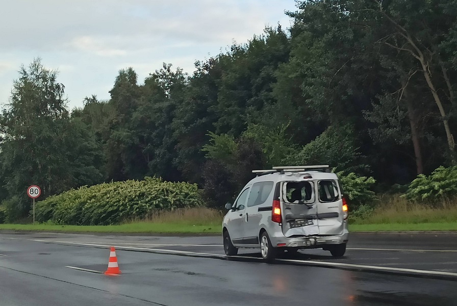 Tragedia na DTŚ. Motocykl wjechał w samochód osobowy. Jedna osoba poważnie ucierpiała