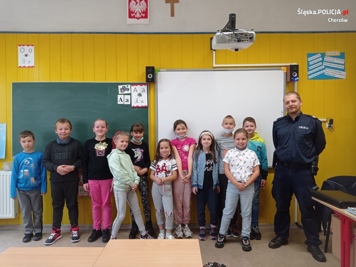 Bezpieczna droga do szkoły z chorzowskimi policjantami