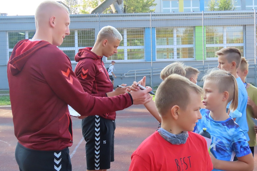Piłkarze Górnika Zabrze odwiedzili zabrzańskie szkoły podstawowe [Fotorelacja]