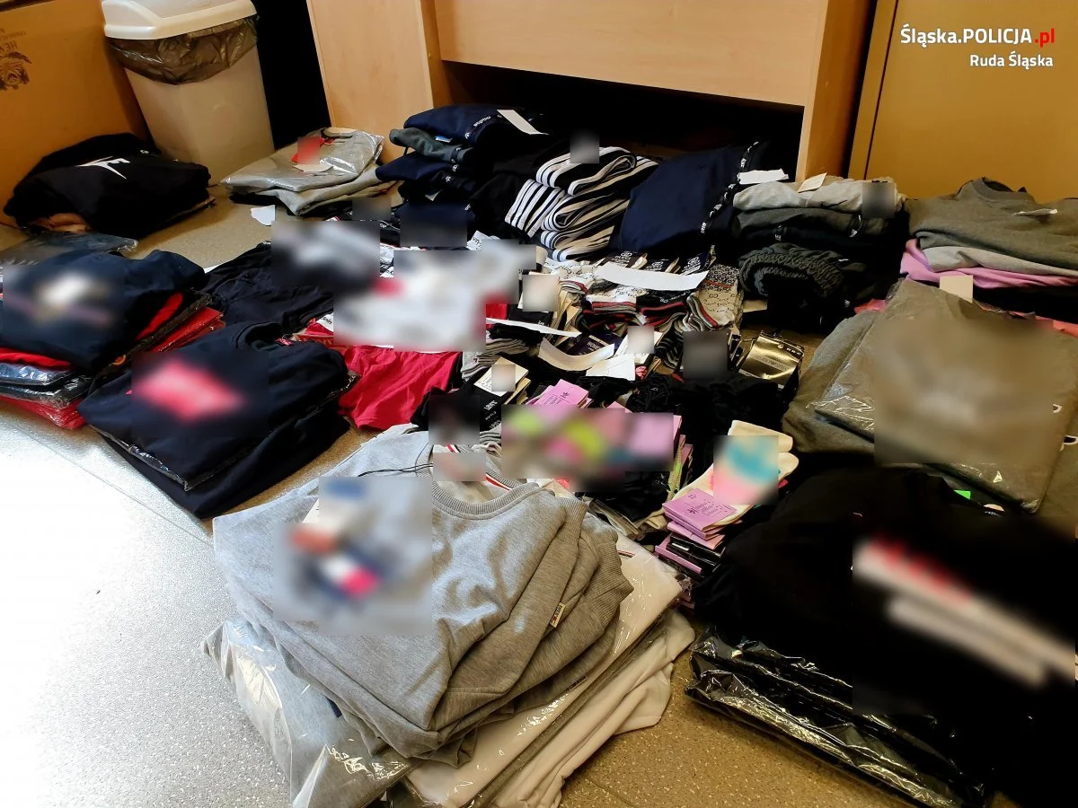 Podróbki ubrań na wireckim targu! Zabezpieczono ponad 300 sztuk