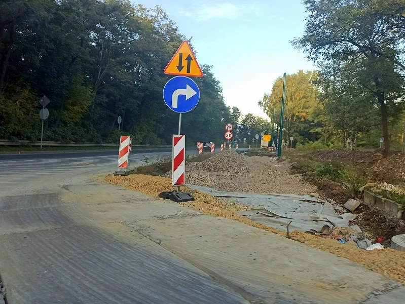 Zmiana organizacji ruchu na ul. Asfaltowej. To efekt kolejnego etapu prac na torowisku