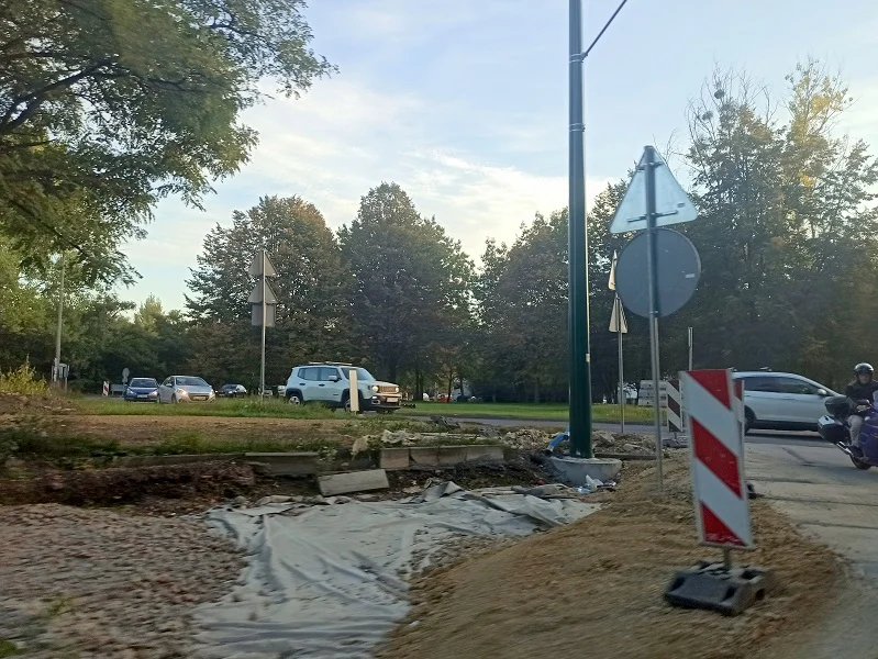 Zmiana organizacji ruchu na ul. Asfaltowej. To efekt kolejnego etapu prac na torowisku