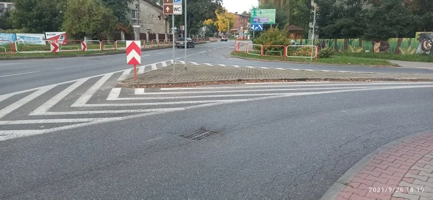 Pułapki na kierowców i rowerzystów. To właśnie studzienki kanalizacyjne w Kochłowicach