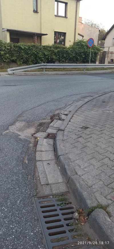 Pułapki na kierowców i rowerzystów. To właśnie studzienki kanalizacyjne w Kochłowicach