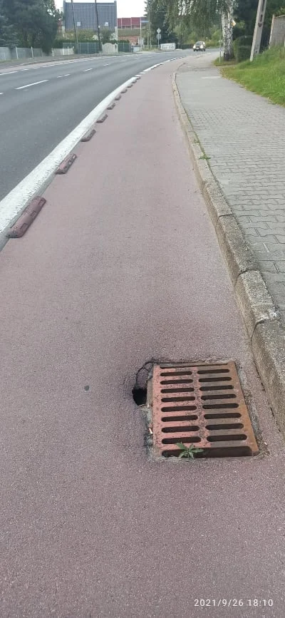 Pułapki na kierowców i rowerzystów. To właśnie studzienki kanalizacyjne w Kochłowicach