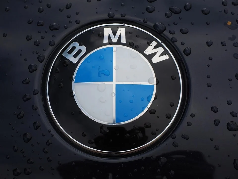 Pomimo sądowego zakazu... przyjechał swoim BMW pod komisariat