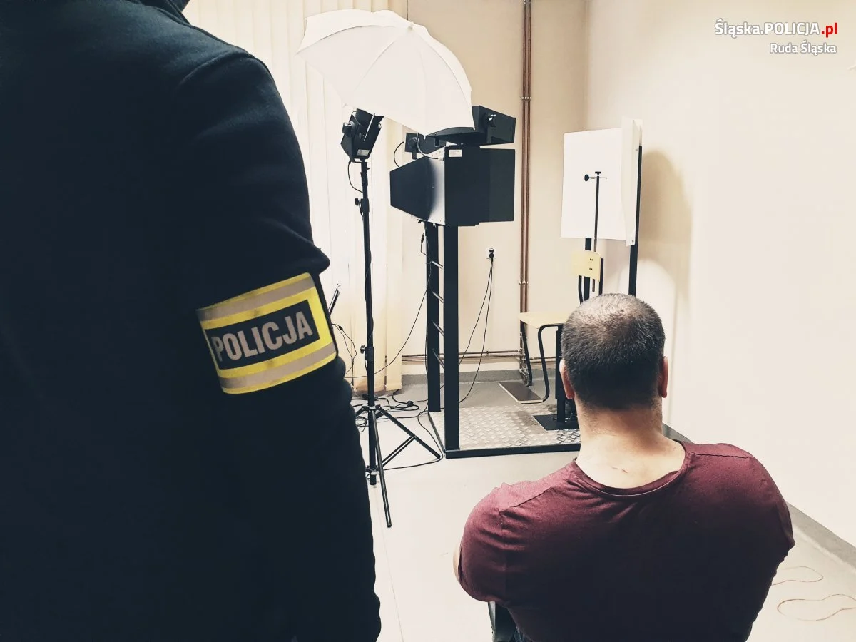 Sceny jak z horroru! Demolka mieszkania, kradzież pieniędzy, groźby tulipanem!