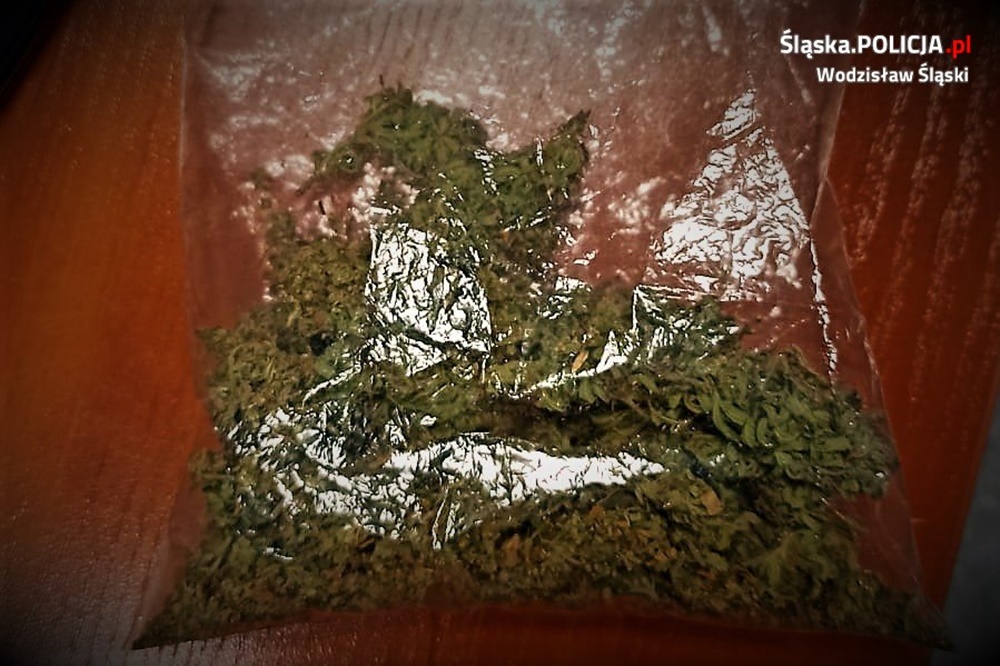 Policjanci z Pszowa zatrzymali dwie osoby z środkami zabronionymi