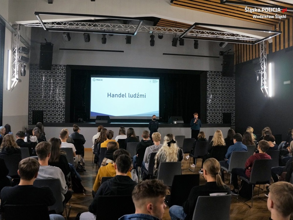 Wykład poświęcony problemowi handlu ludźmi w wodzisławskim ogólniaku