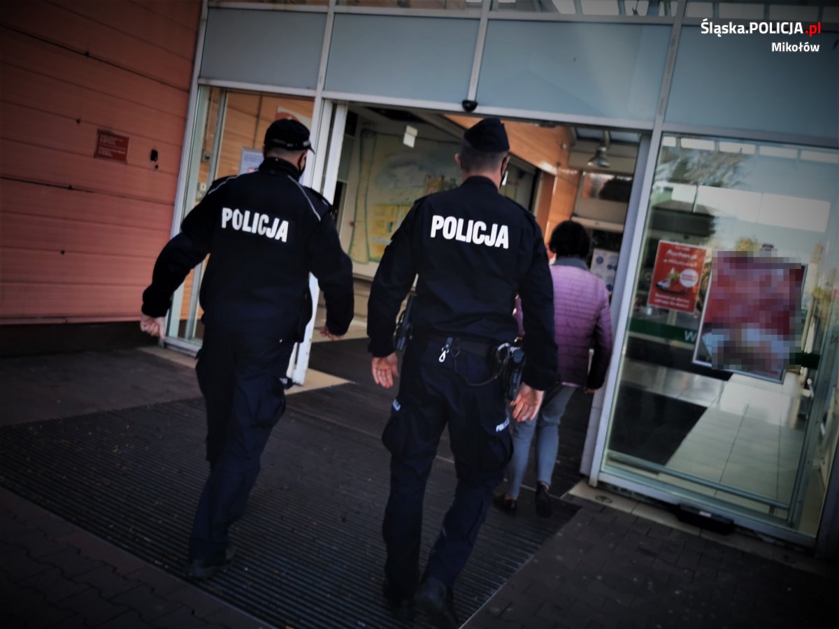 [Foto] Policjanci sprawdzają przestrzeganie obostrzeń