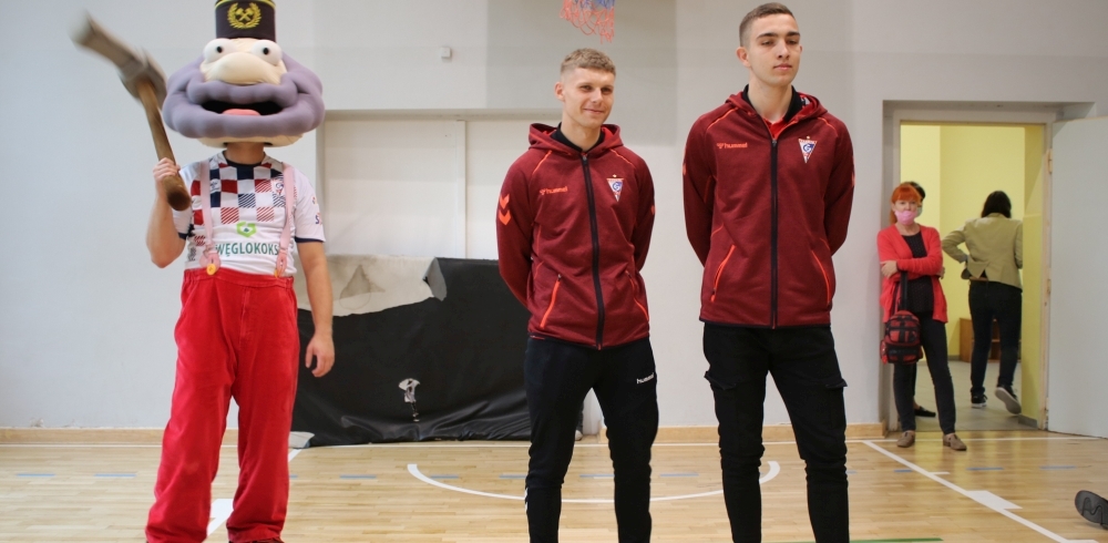 Piłkarze Górnika w Szkołe Podstawowej nr 2