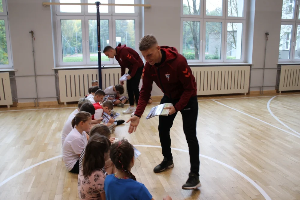 Piłkarze Górnika w Szkołe Podstawowej nr 2