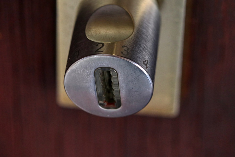 Jesień sprzyja włamywaczom. Zamykaj drzwi i nie daj się okraść!