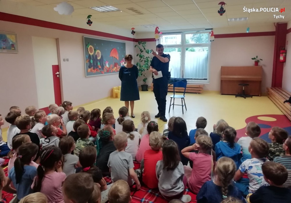 Dzielnicowy na spotkaniu w ramach kampanii "Mamo! Tato! Tutaj Jestem"