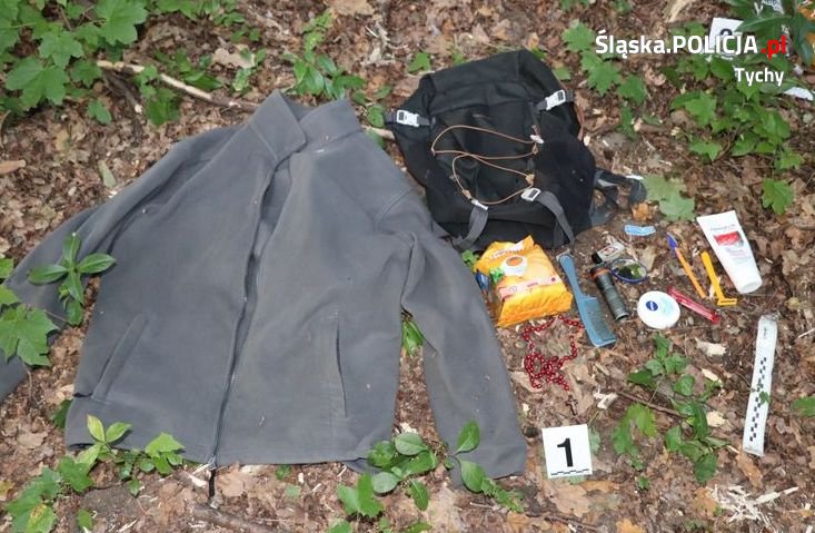 Policjanci prowadzą czynności identyfikacyjne wobec nieznanego mężczyzny