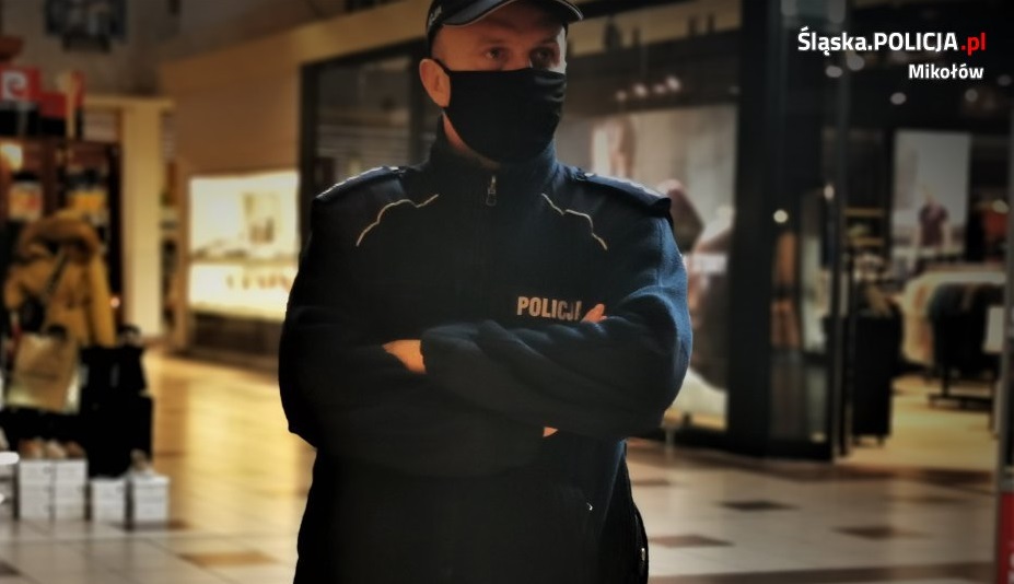 [Foto] Policjanci sprawdzają przestrzeganie obostrzeń