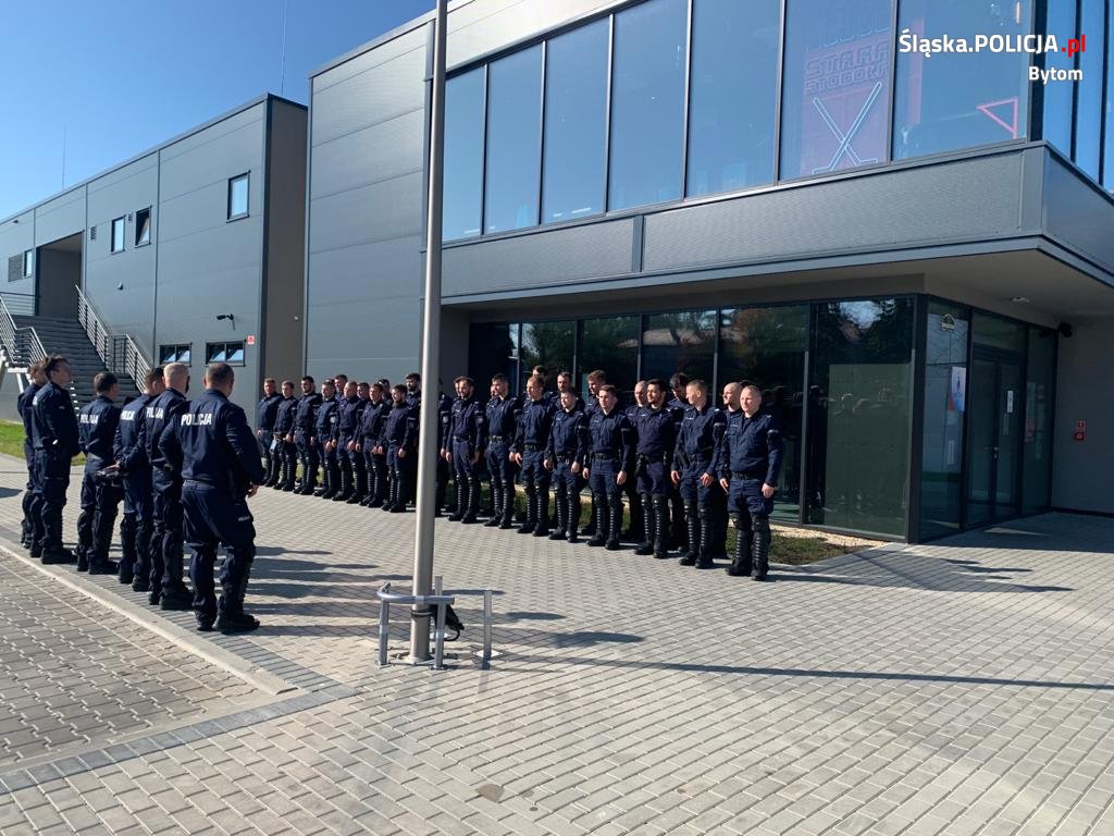 Ćwiczenia mundurowych na lodowisku