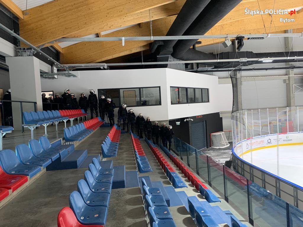 Ćwiczenia mundurowych na lodowisku