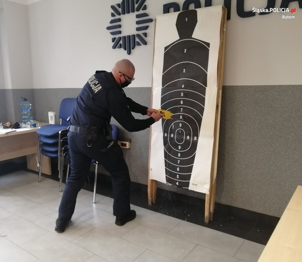 Policjanci zdali egzamin, będą mogli używać paralizatorów