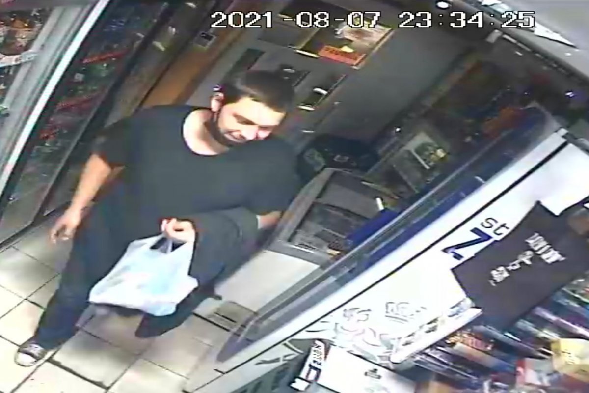 Płacił cudzą kartą, teraz szuka go policja. Rozpoznajesz go?