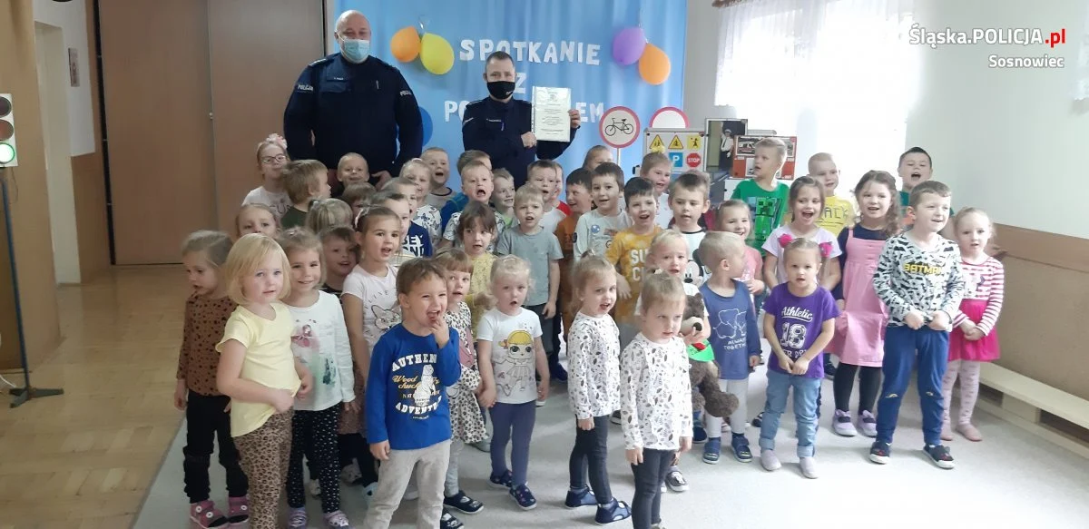 Dzielnicowi uczyli przedszkolaków o bezpieczeństwie