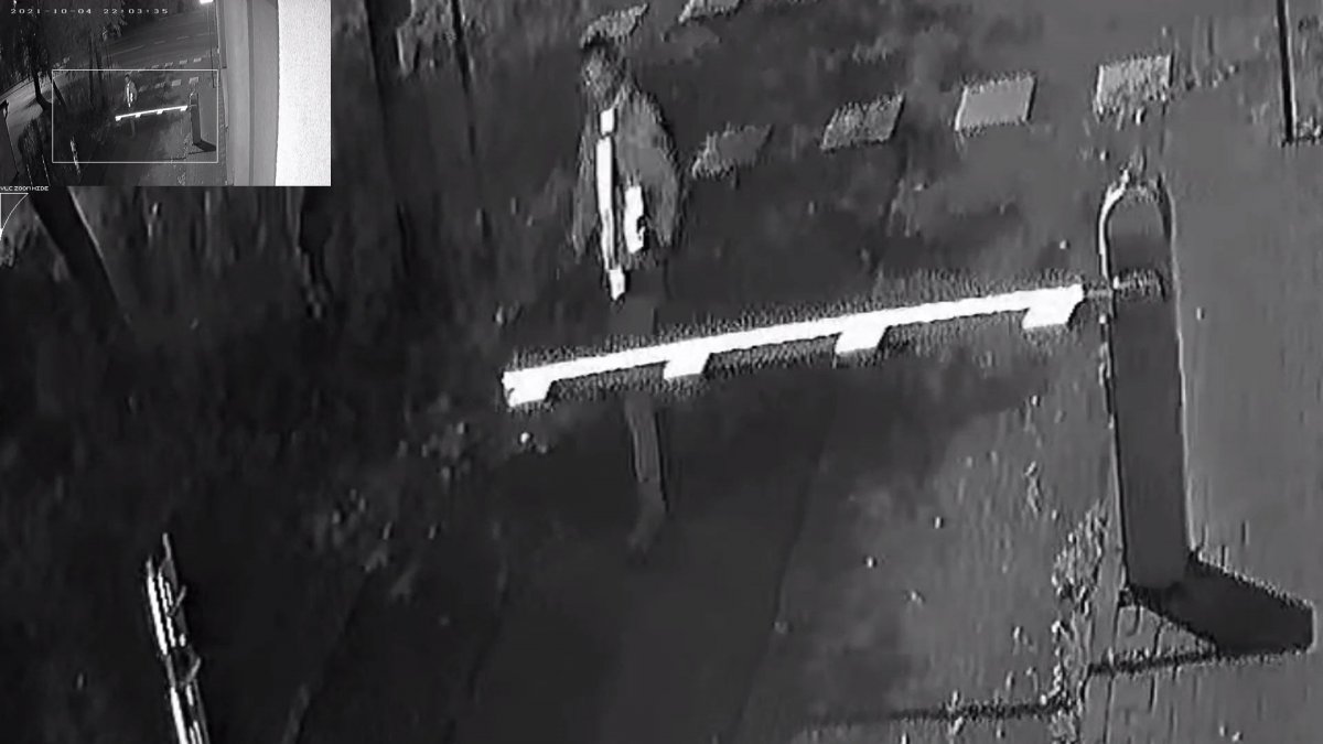 Wandal zniszczył szlaban na parkingu. Teraz poszukuje go Policja