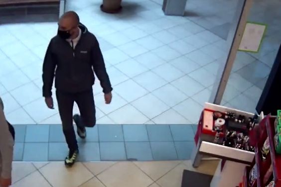Kradł perfumy w dyskoncie kosmetycznym. Rozpoznajesz go?