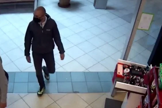 Kradł perfumy w dyskoncie kosmetycznym. Rozpoznajesz go?