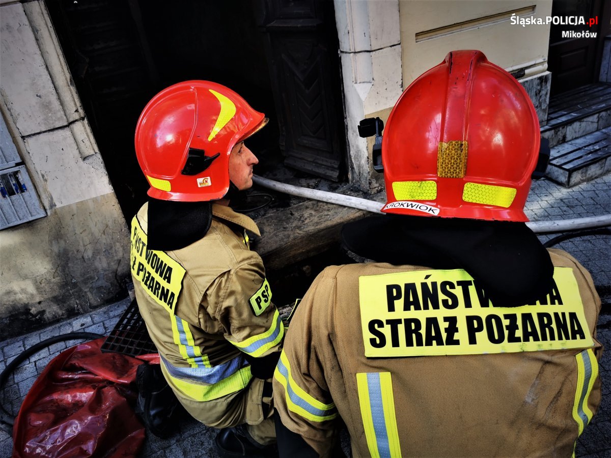 W piwnicach wybuchł pożar. Mieszkańcy nie mogą wrócić do mieszkań