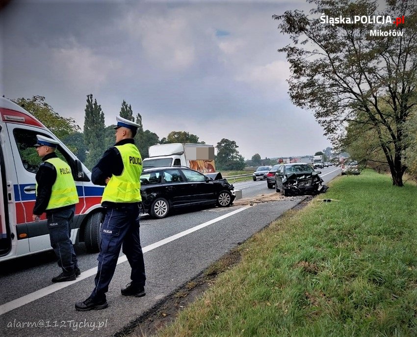 Czołowe zderzenie na DK44. Dwie osoby trafiły do szpitala 1