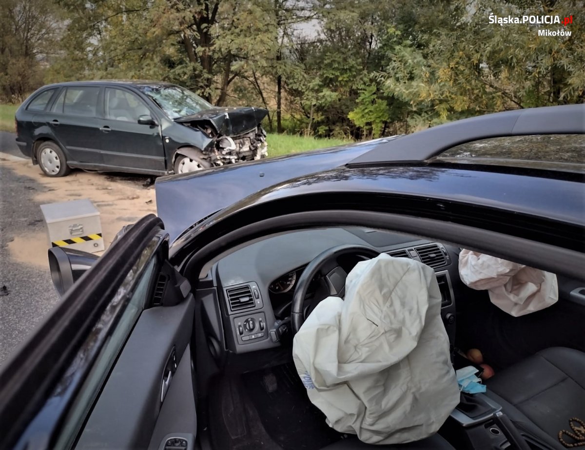 Czołowe zderzenie na DK44. Dwie osoby trafiły do szpitala 2