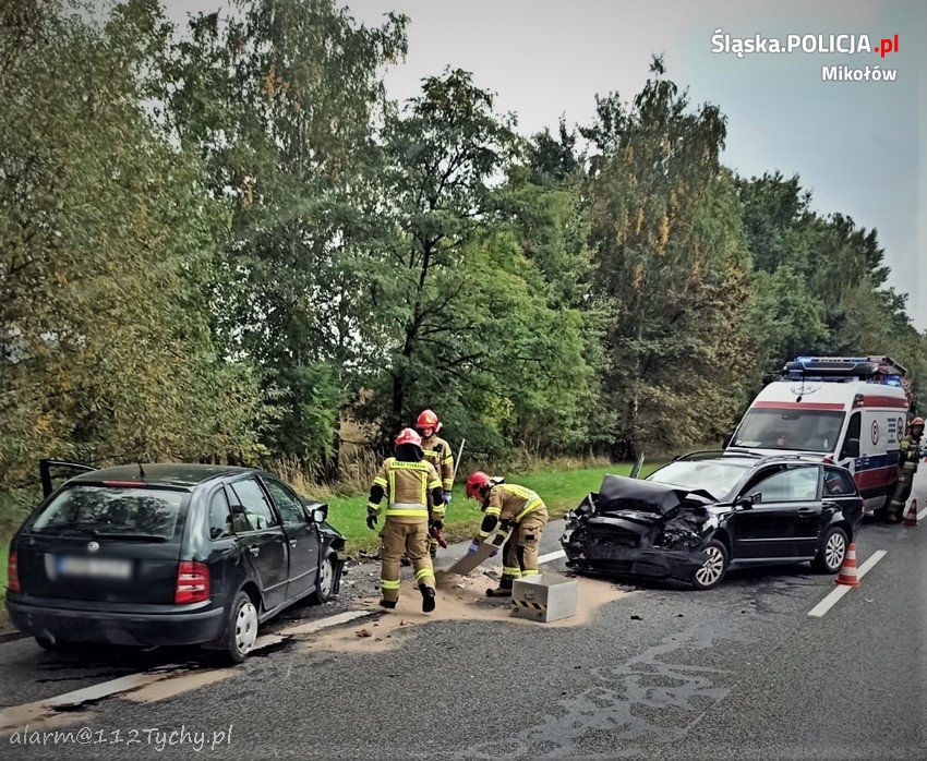 Czołowe zderzenie na DK44. Dwie osoby trafiły do szpitala 5