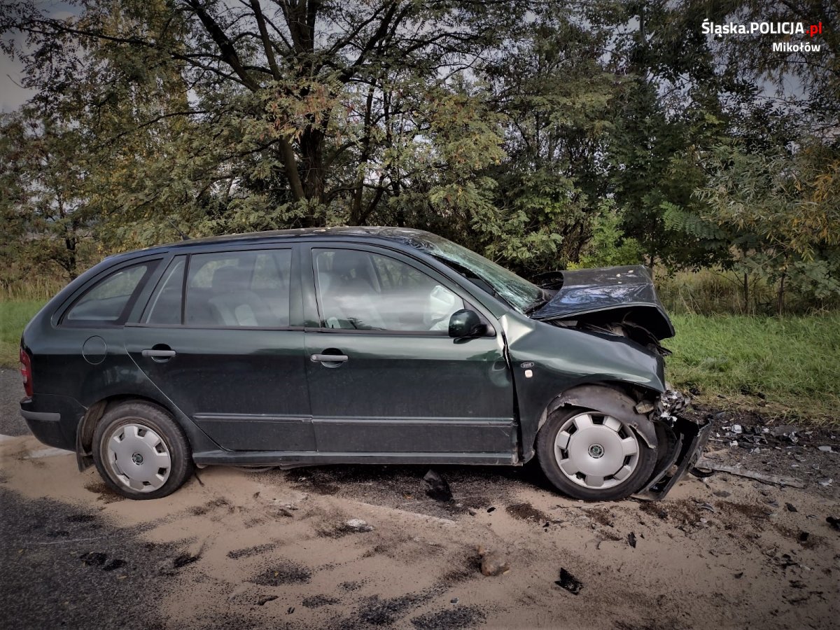 Czołowe zderzenie na DK44. Dwie osoby trafiły do szpitala 6