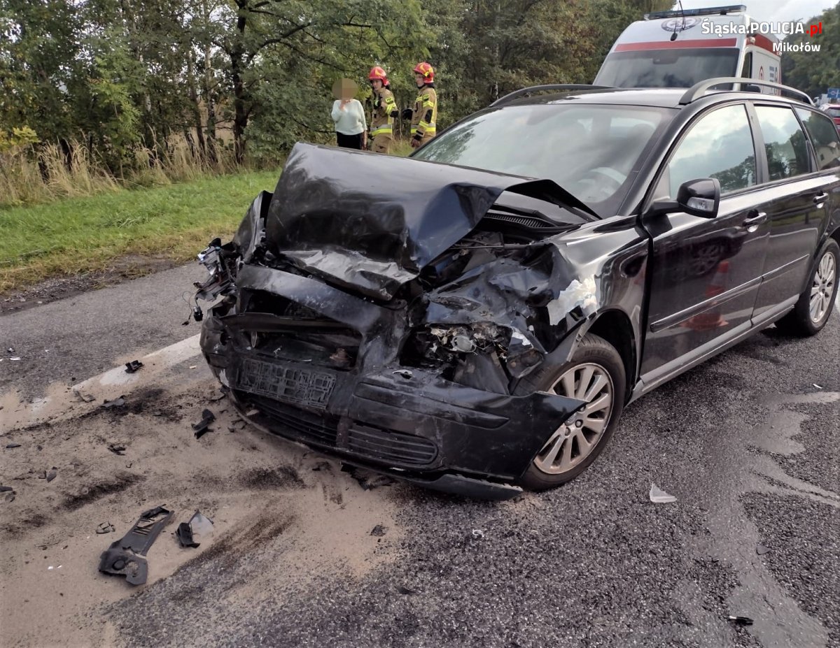Czołowe zderzenie na DK44. Dwie osoby trafiły do szpitala