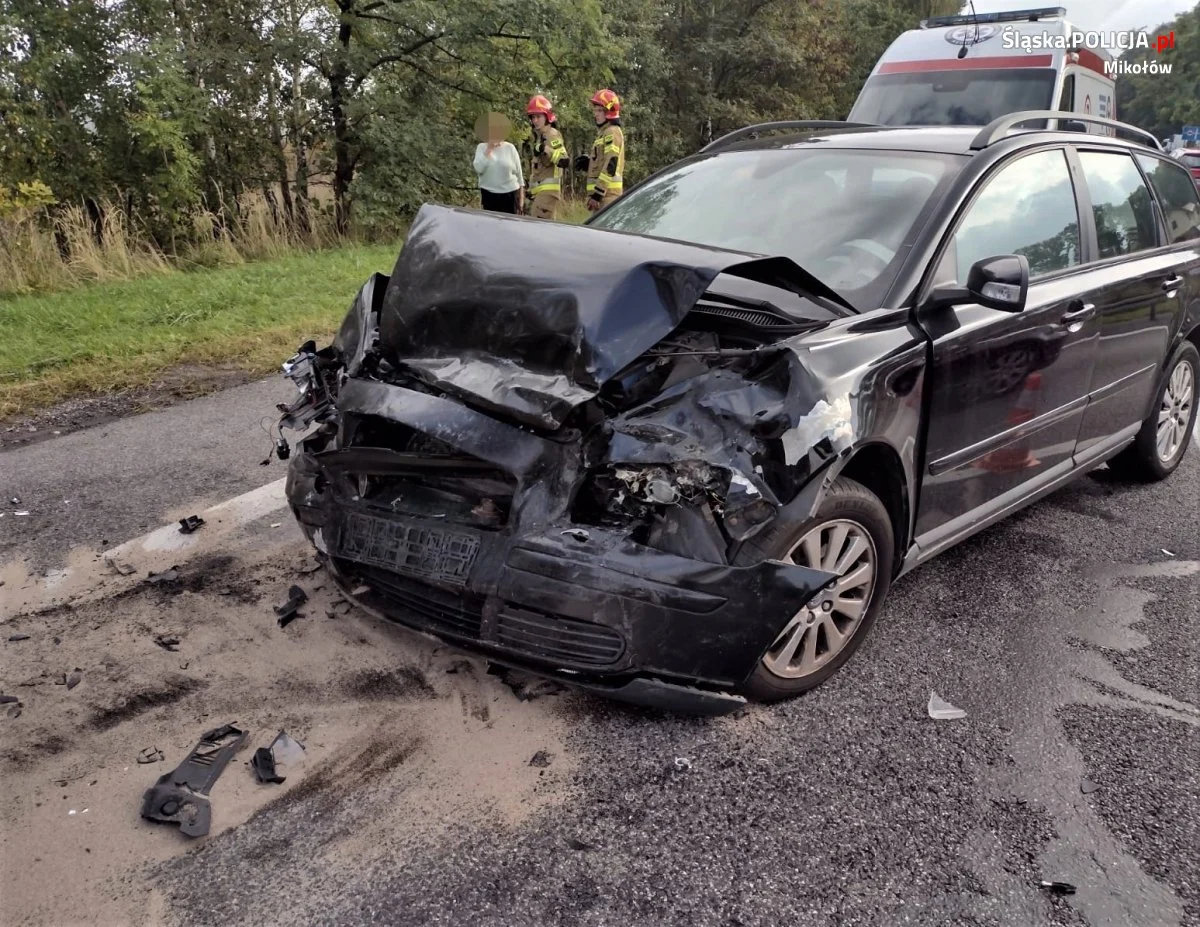 Czołowe zderzenie na DK44. Dwie osoby trafiły do szpitala