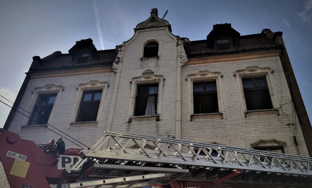 Powstała zbiórka dla pogorzelców z Jana Pawła II. Mieszkańcy potrzebują pomocy po pożarze