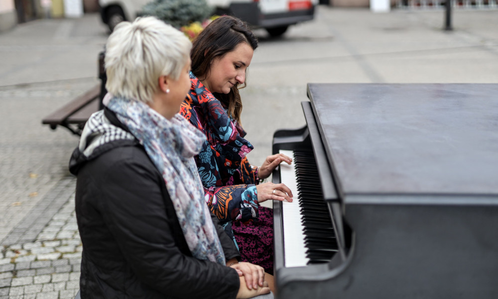 W Mikołowie stanął całoroczny fortepian! Zachęci mikołowian do głosowania w BO?