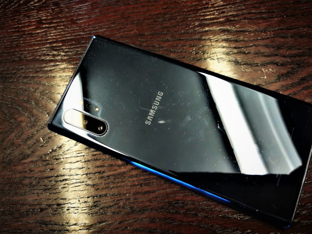 Dzielnicowy szuka właściciela znalezionego na parkingu telefonu komórkowego