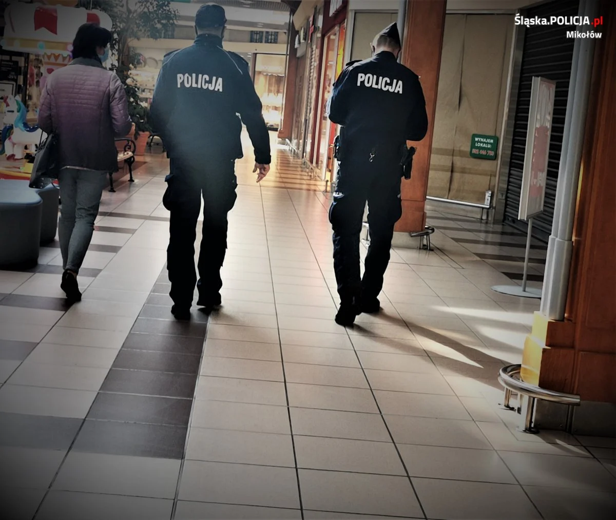 [Foto] Policjanci sprawdzają przestrzeganie obostrzeń