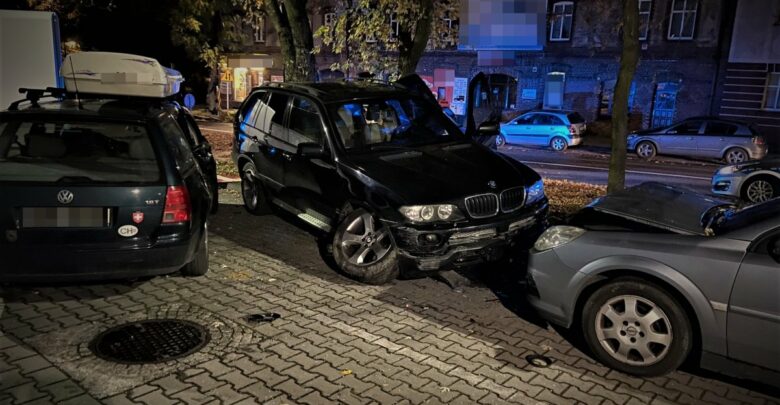 Pijana 22-latka w BMW X5. Uciekała przed policją, staranowała 3 samochody