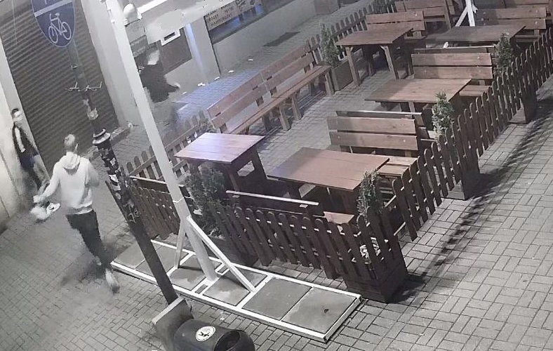 Ten mężczyzna podejrzany jest o zniszczenie mienia. Rozpoznajesz go?