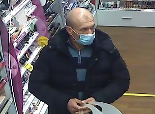 Podejrzany o kradzież kosmetyków w drogerii. Rozpoznajesz go?
