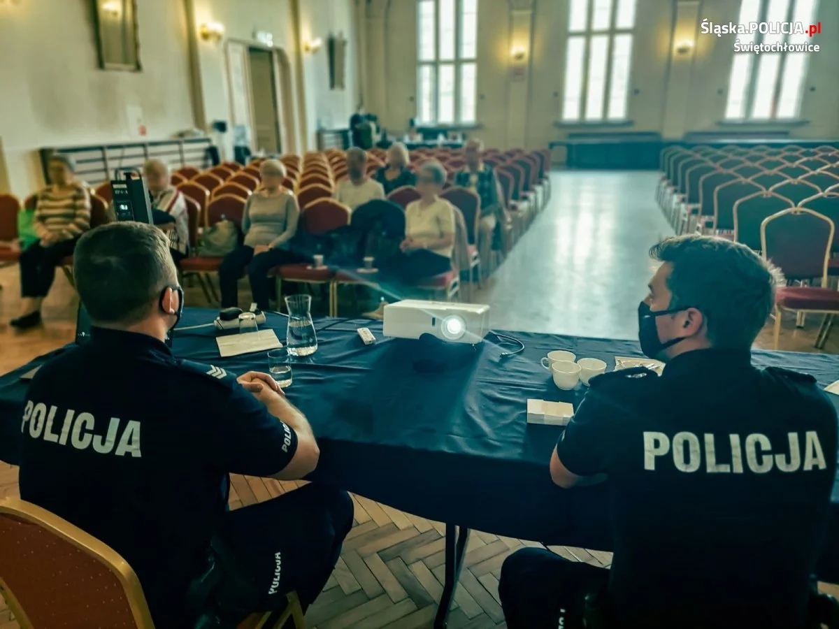 Wykład poświęcony tematyce oszustw w trakcie Tygodnia Seniora