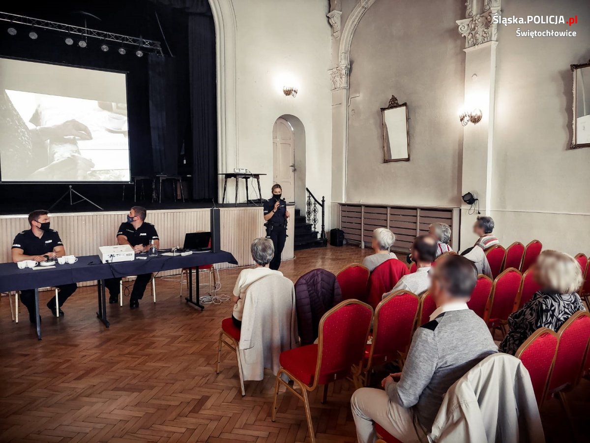 Wykład poświęcony tematyce oszustw w trakcie Tygodnia Seniora